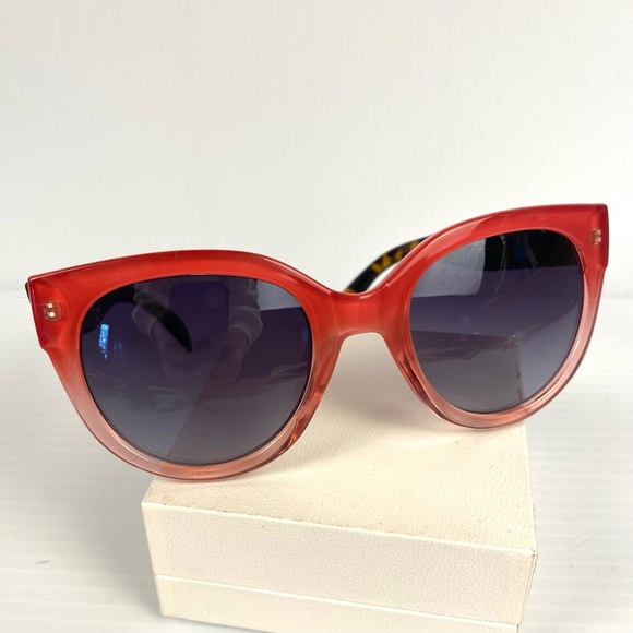 Steve Madden Ombre Salmon with Tortoise Shell Arms Sunglasses - Picture 1 of 7